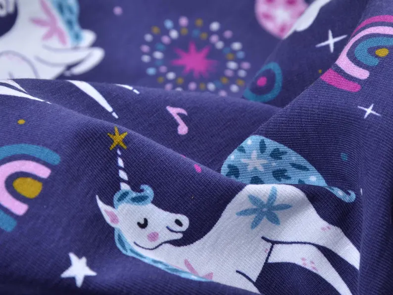Kinderjersey lila mit Einhorn, Regenbogen, Wolken, rosa, weiß - 160cm breit - Stoff matt, gemustert
